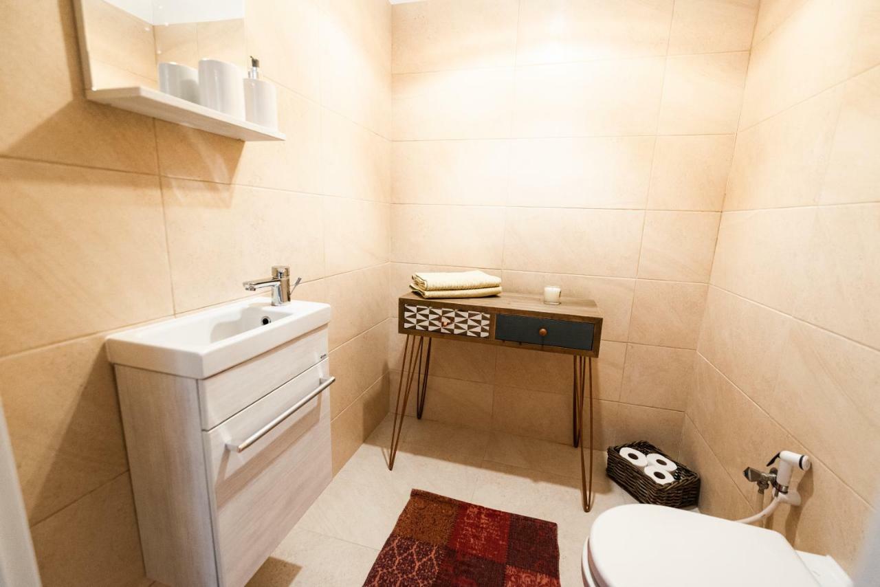Private 5 Star 3 Room Flat And In-Door Pkg Nitra Exterior photo