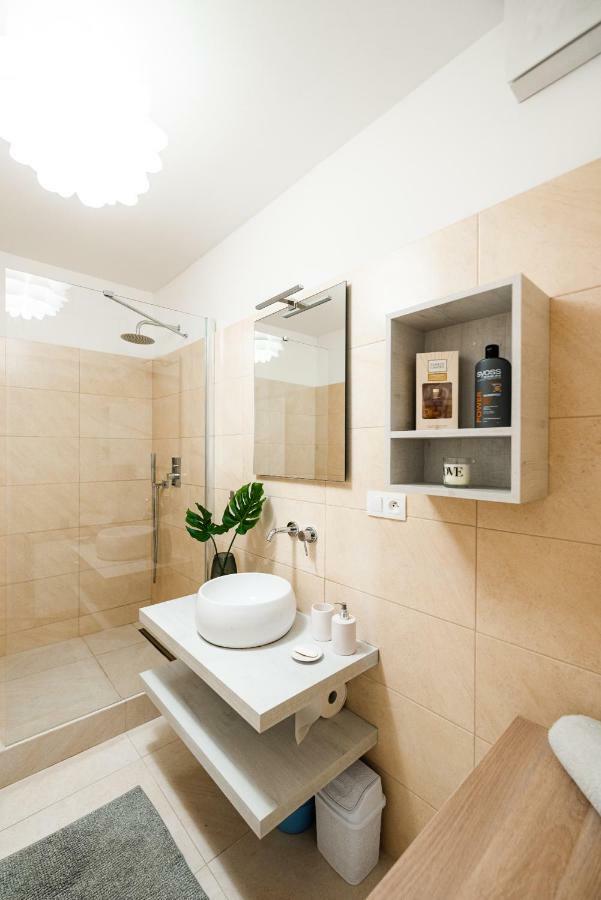 Private 5 Star 3 Room Flat And In-Door Pkg Nitra Exterior photo