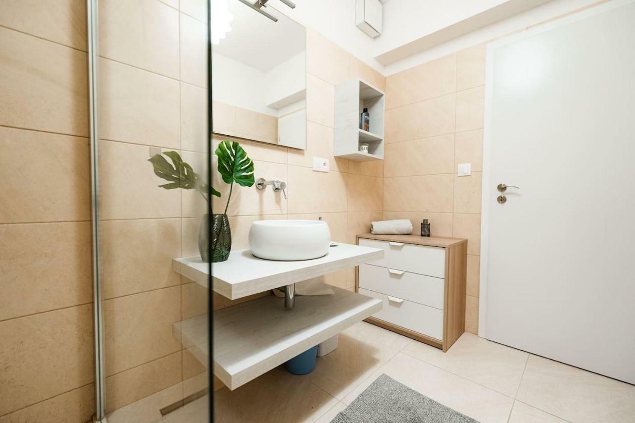 Private 5 Star 3 Room Flat And In-Door Pkg Nitra Exterior photo